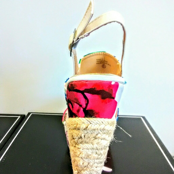 NEW! CUTE! Colorful Floral  Wedge! Heel! - Picture 6 of 13